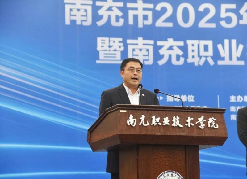 242家企业携万余岗位助学子就业南充市2025年高校毕业生等青年就业服务攻坚行动暨“南职院”2026届毕业生冬季双选会举办(图3)