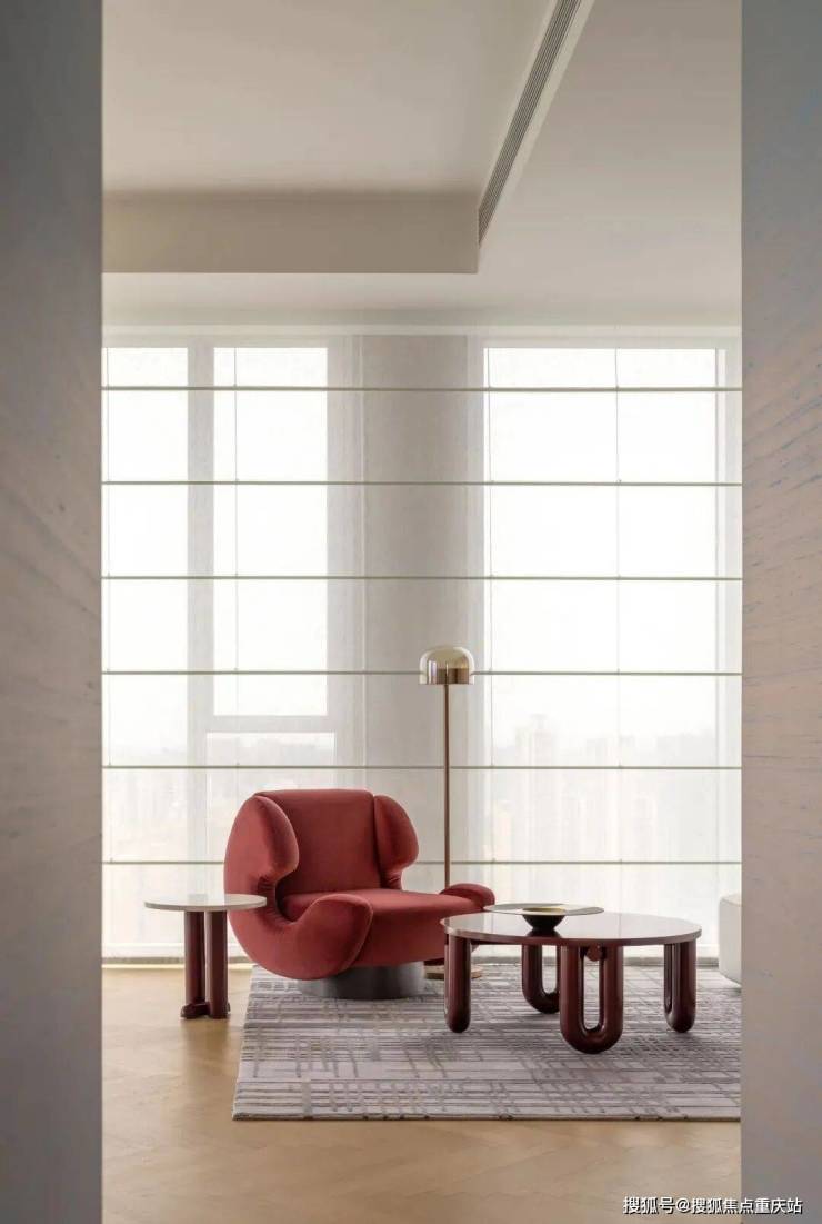 成都蔚蓝卡地亚湖滨1号售楼部电线年最新动态_在售房源及优惠_户型测评_630㎡一层一户310㎡半层一户还原云端奢宅(图3)