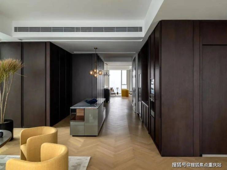 成都蔚蓝卡地亚湖滨1号售楼部电线年最新动态_在售房源及优惠_户型测评_630㎡一层一户310㎡半层一户还原云端奢宅(图5)