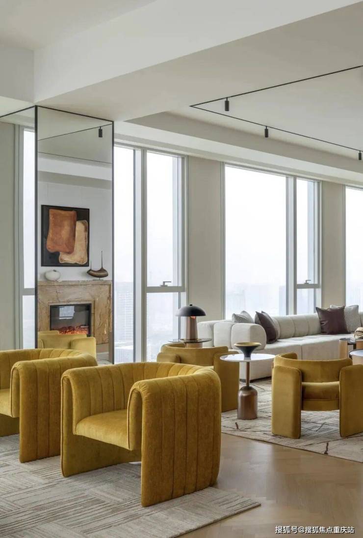 成都蔚蓝卡地亚湖滨1号售楼部电线年最新动态_在售房源及优惠_户型测评_630㎡一层一户310㎡半层一户还原云端奢宅(图4)