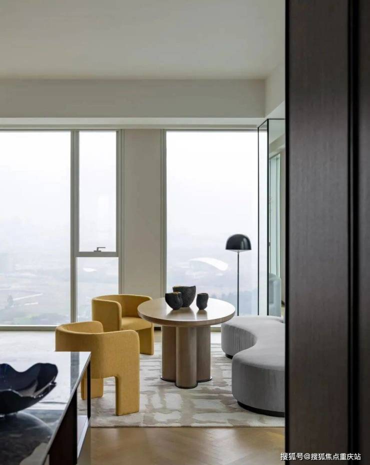 成都蔚蓝卡地亚湖滨1号售楼部电线年最新动态_在售房源及优惠_户型测评_630㎡一层一户310㎡半层一户还原云端奢宅(图6)