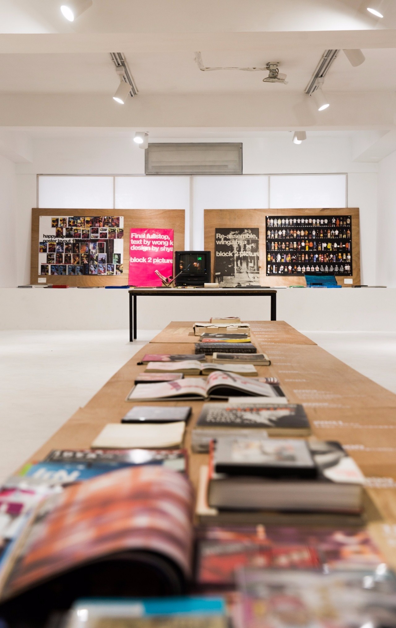 90年代的陈奕迅、97年的《春光乍泄》2000年的Twins——这些设计都出自他手(图1)