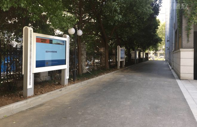 高格欣户外广告屏商业场景：4K触控提升营销效果(图1)