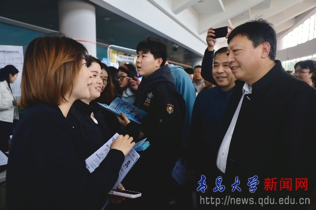 “千帆竞发汇名企凝聚才智谋共赢”百家名企联合招聘会顺利举办(图1)